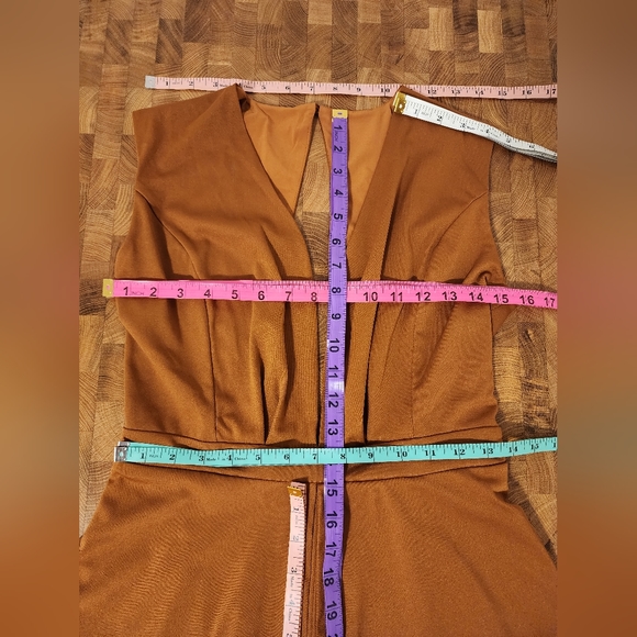 Lyaner split top romper. Small. Key hole back button closure. Neutral. Short V - Picture 4 of 16